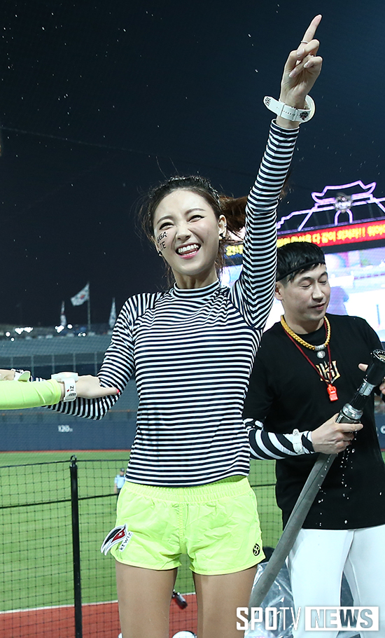 [포토S] kt 치어리더 '레쉬가드 매력 어필하며'