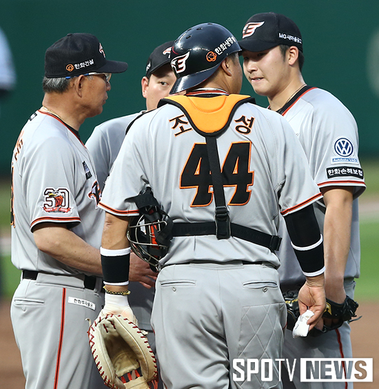 [포토S] 니시모토 코치와 이야기 나누는 김민우