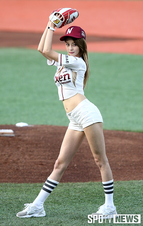 [포토S] 헬로비너스 나라 '배꼽 드러내며 S라인 시구'