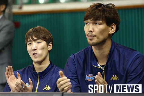 [포토S] 김민구-하승진 '득점에 박수'