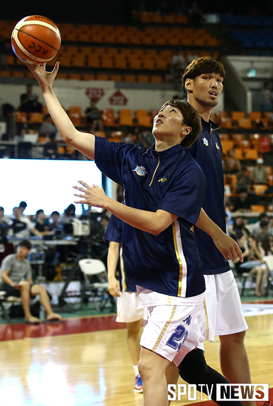 [포토S] 몸 풀고 있는 김민구와 하승진