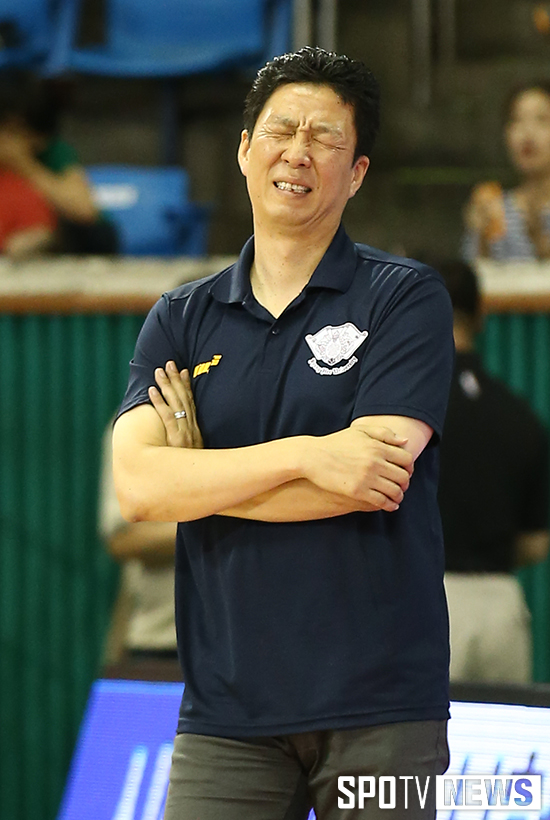 [포토S] 아쉬워 하는 경희대 김현국 감독