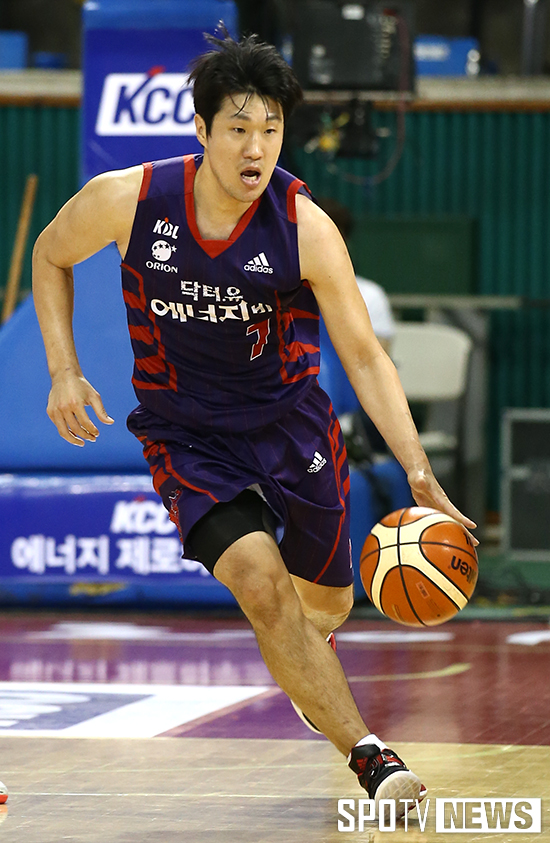 [포토S] 드리블 하는 전정규