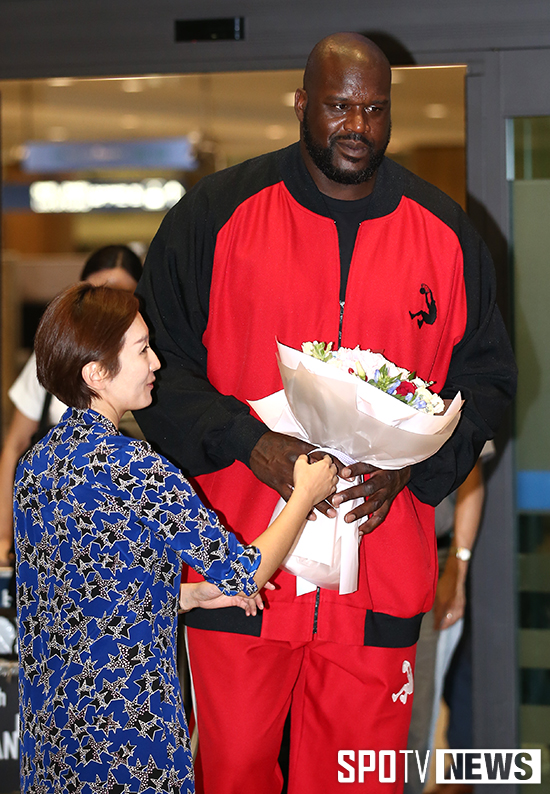 [포토S] 꽃다발 전달받는 샤킬 오닐