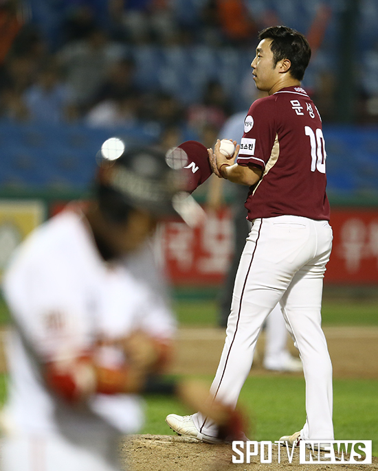 [포토S] 문성현 '볼넷 내주면 만루위기'