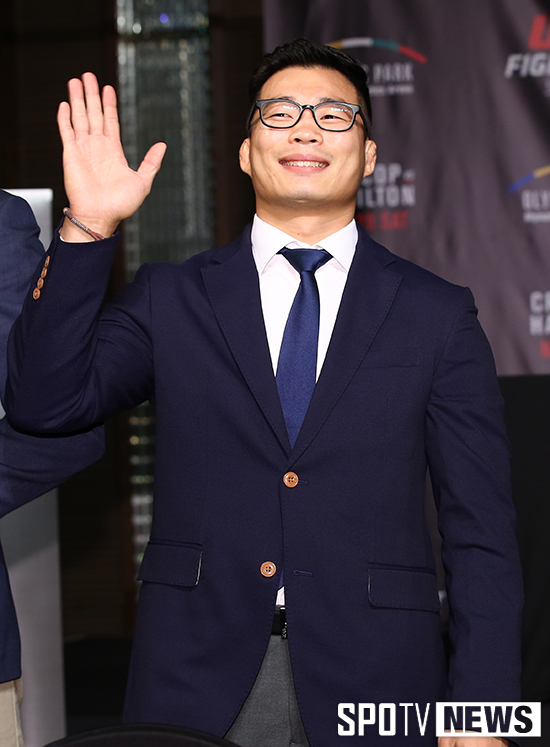 [포토S] 남의철 '당당한 손인사'