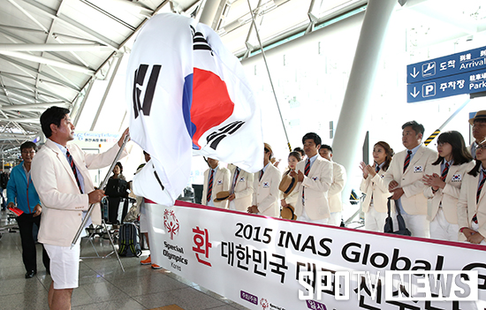 [포토S] 차정훈 총감독 '태극기 펄럭이며'