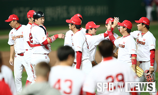 [포토S] 승리 SK '우리가 6위다'