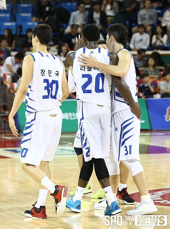 [포토S] 라틀리프 '승리의 기쁨을 나누며'