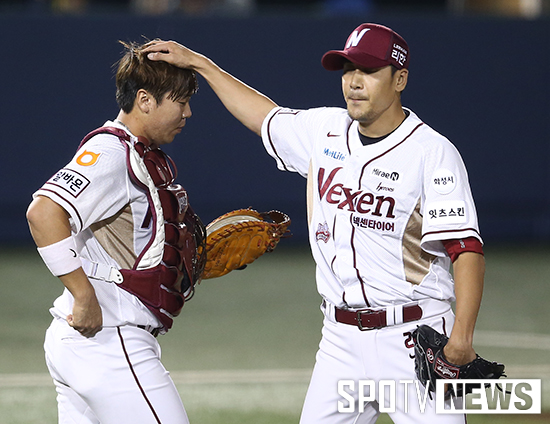 [포토S] 배힘찬 '김재현 머리를 쓰담쓰담'