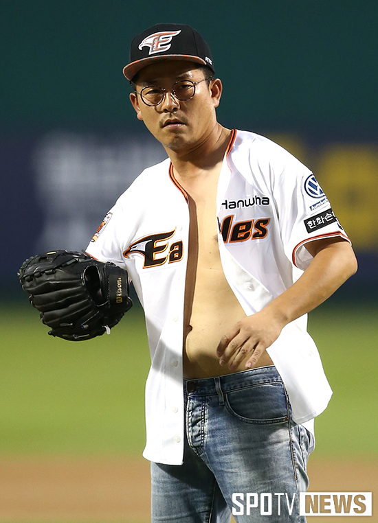 [포토S] '김준호씨 야구장에서 왜 이러세요'