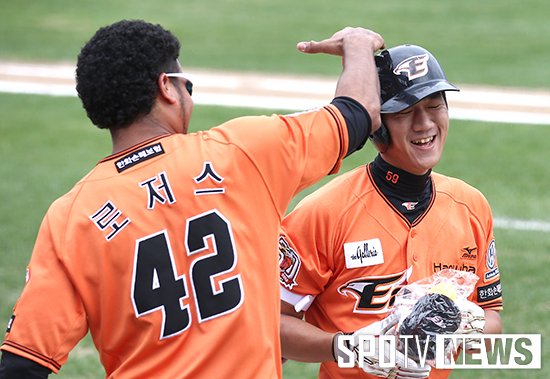 [포토S] 홈런 송주호 '로저스에게 받는 기분 좋은 축하'