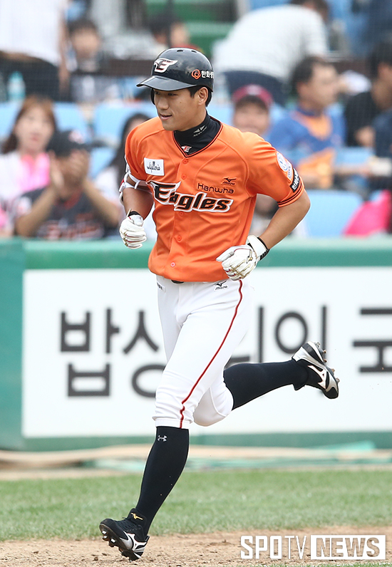 [포토S] 데뷔 첫 홈런 날린 한화 송주호