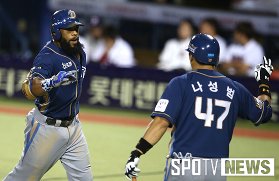 [포토S] 나성범과 홈런 세리머니 나누는 테임즈