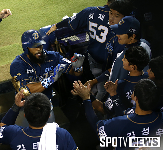 [포토S] 테임즈 '46호 홈런 축하 받으며'