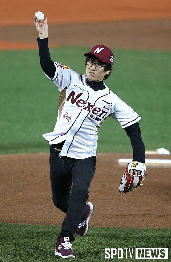 [포토S] 시구하는 가수 김광진