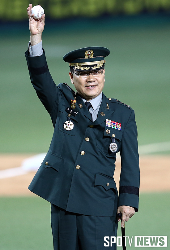 [포토S] 인사하는 이종명 대령
