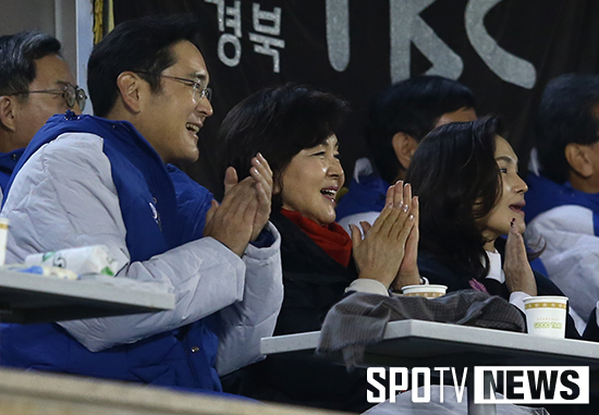 [포토S] 클로이드 만루위기 탈출에 기뻐하는 홍라희 여사