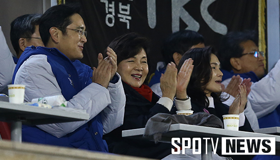 [포토S] 위기탈출에 박수 보내는 홍라희 여사