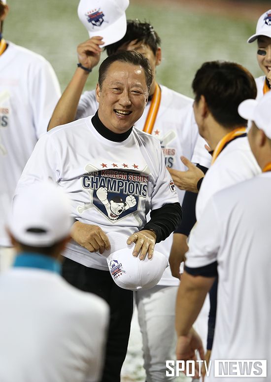 [포토S] 두산 우승에 미소 짓는 박용만 회장