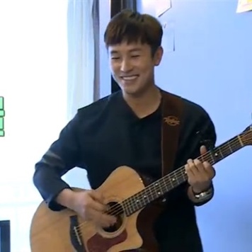 [나 혼자 산다 리뷰] 김영철 누나, 김동완 생일 이벤트에 '폭풍 감동'