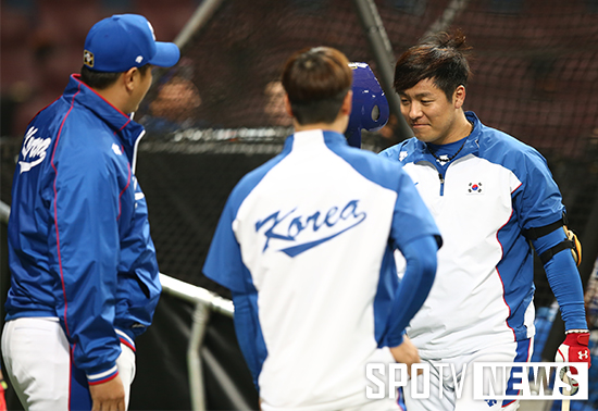 [포토S] 강민호 '대호 행님아~'