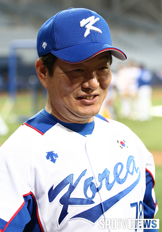 [포토S] 취재진과 인사 나누는 이순철 코치