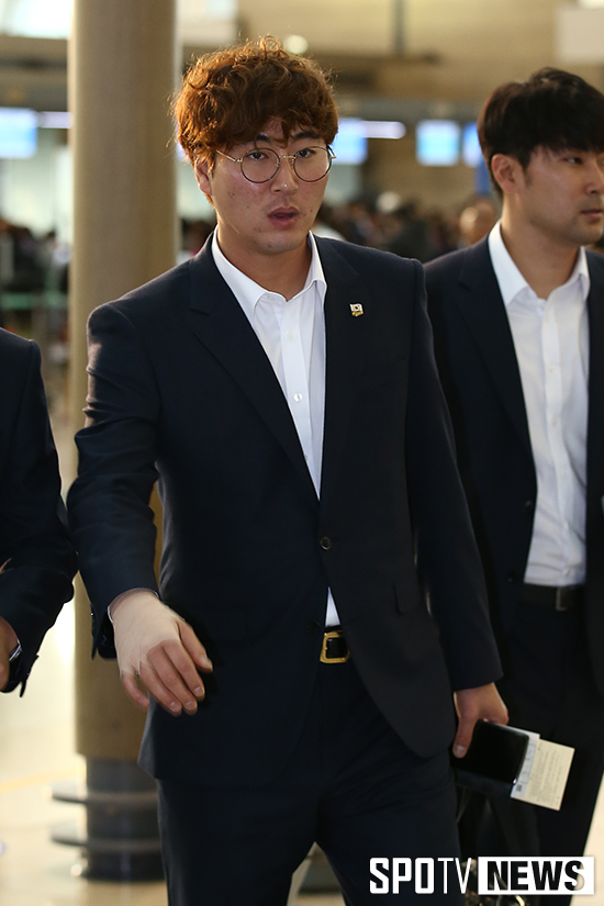 [포토S] 우규민 '타박상에 붕대 감고 출국'