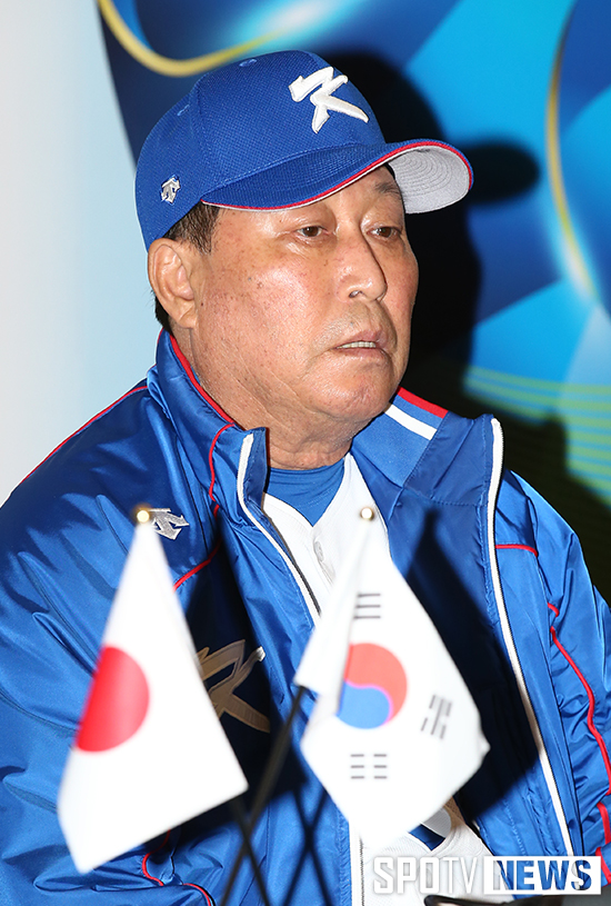 [포토S] 한일 개막전 기자회견에 나선 김인식 감독