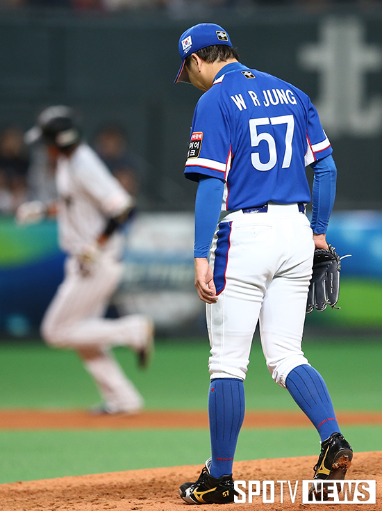 [포토S] 정우람 '아쉬운 홈런에 고개 푹'