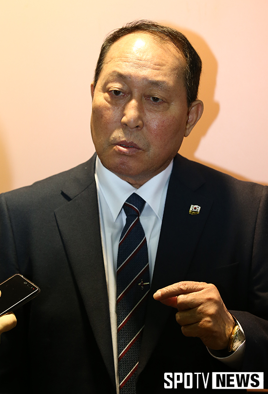 [포토S] 취재진과 인터뷰 하고 있는 김인식 감독