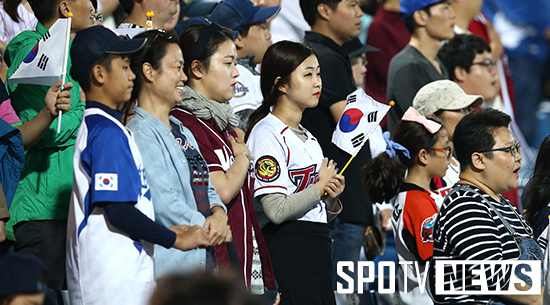 [포토S] 관중들도 경건한 국가제창