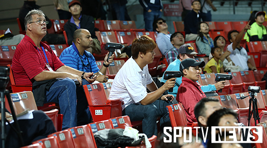 [포토S] 경기 지켜보고 있는 MLB 스카우트