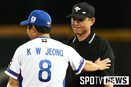 [포토S] 정근우 '2루심 왜 그러세요'