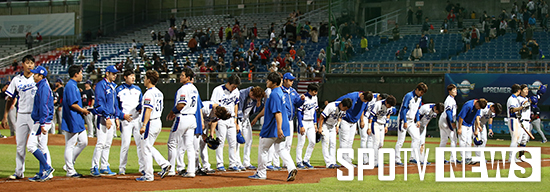 [포토S] 아쉽게 인사하는 프리미어12 대표팀