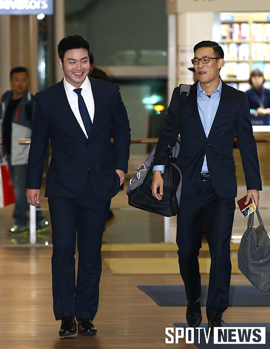 [포토S] 미소 지으며 이동하는 박병호
