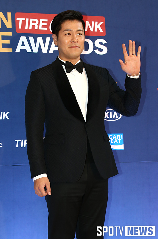 [포토S] 강민호 '결혼반지 낀 손으로 인사'