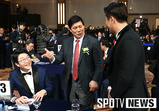 [포토S] 허구연 위원 '민호야 신혼생활 좋지?'