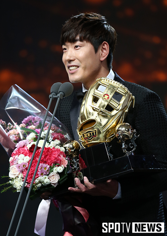 [포토S] 김재호 '예비신부에게 사랑의 인사'