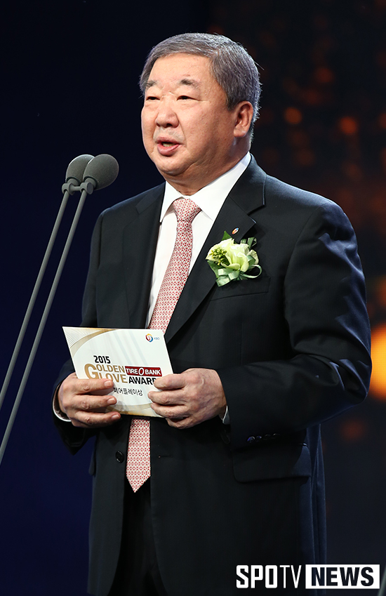 [포토S] 시상에 나선 구본능 총재