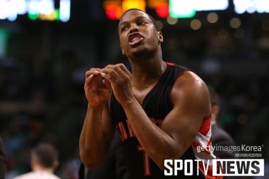 [Today's NBA] '공룡의 발톱' 라우리, 노비츠키를 할퀴다