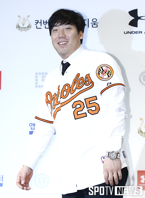 [포토S] 김현수 '유니폼 입고 미소'