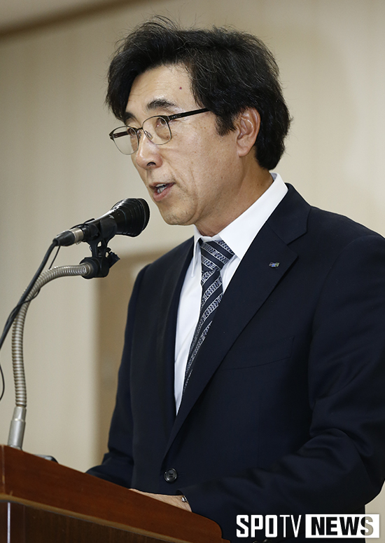 [포토S] 새해 인사 전하고 있는 두산 베어스 김승영 사장