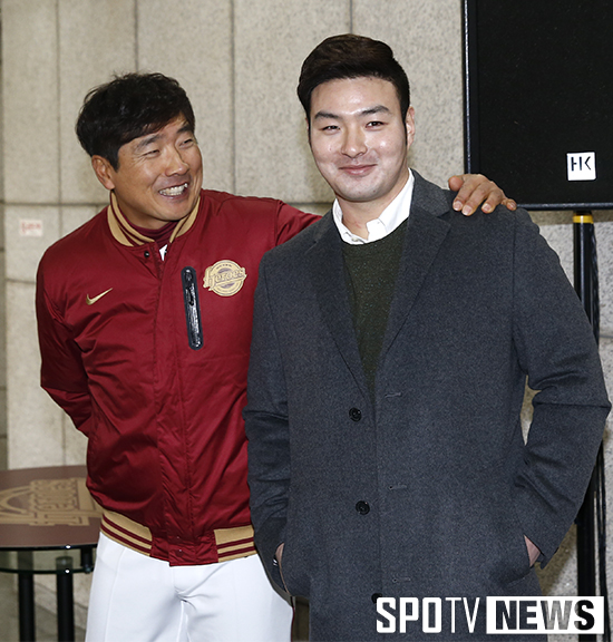 [포토S] 홍원기 코치와 미소 짓는 박병호
