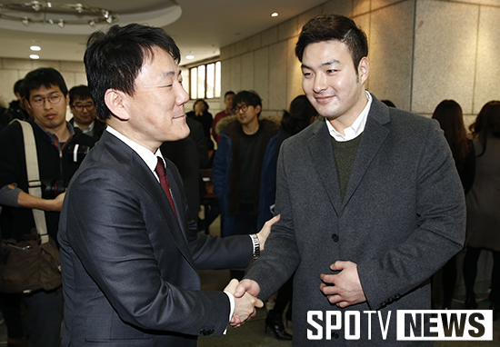 [포토S] 이장석 대표와 인사 나누는 박병호