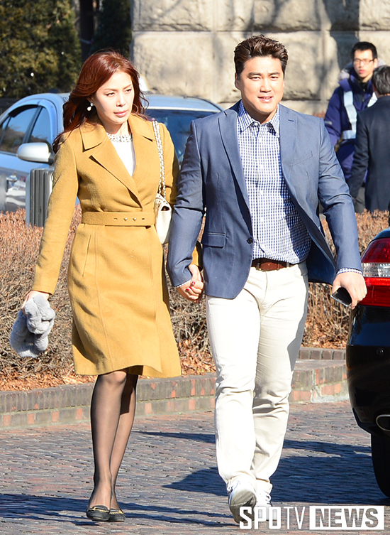 [포토S] 다정하게 결혼식장으로 향하는 홍성흔 부부