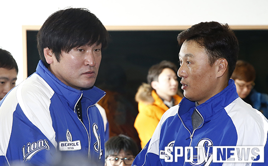 [포토S] 조진호 코치와 인사하는 이승엽