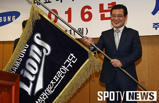 [포토S] 구단기 흔드는 김동환 사장