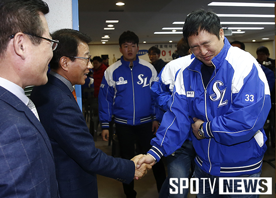 [포토S] 박한이 '김인 사장과 아쉬운 작별'