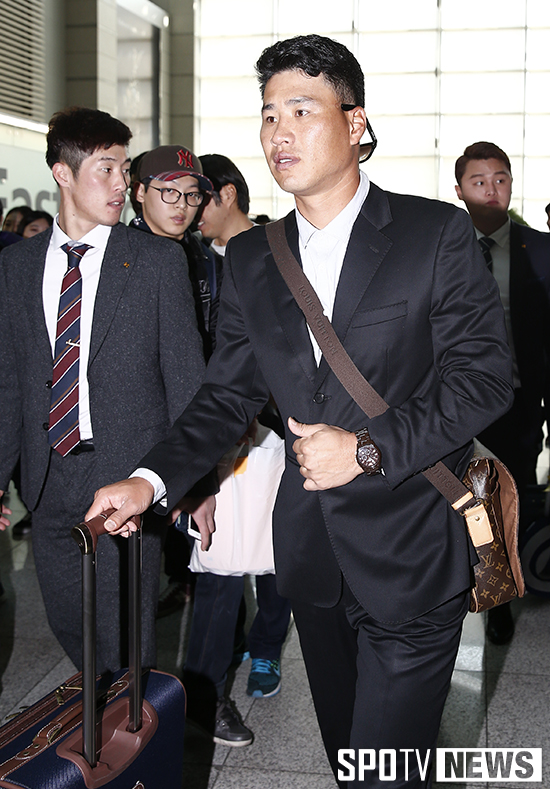 [포토S] 공항 이동하고 있는 김상현